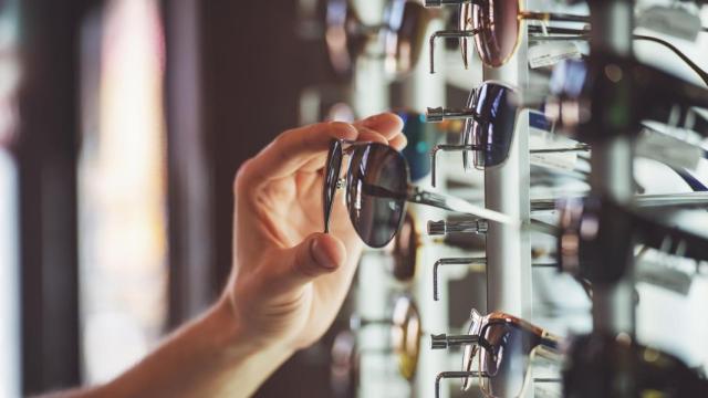 Una persona escoge gafas de sol