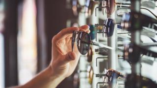 Una persona escoge gafas de sol