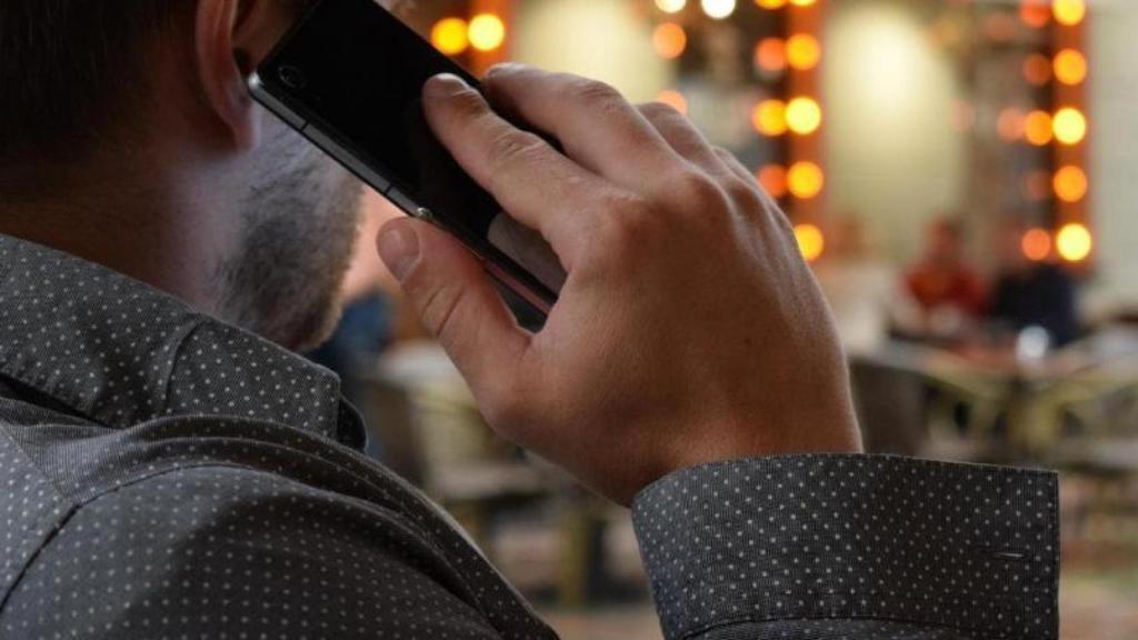 Una persona recibiendo una llamada telefónica