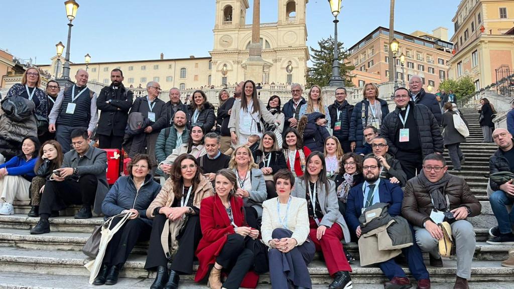 Vicky Esteban (de abrigo rojo) y sus compañeros periodistas en Roma