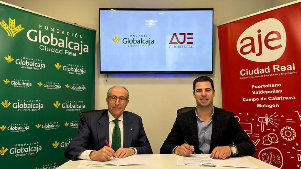 Mariano León, presidente de la Fundación Globalcaja, y David Ballesteros, presidente de AJE Ciudad Real, durante la firma del convenio.