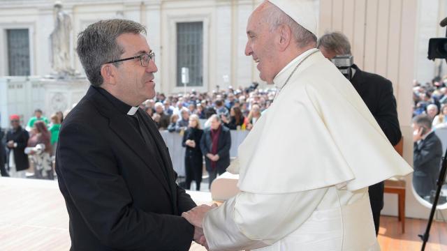 El Arzobispo de Valladolid y presidente de la Conferencia Episcopal Española, Luis Argüello, con el Papa Francisco
