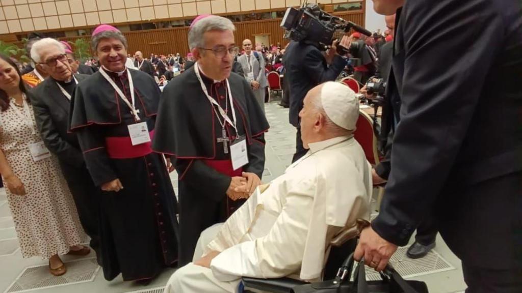 Luis Argüello saludando al Papa Francisco