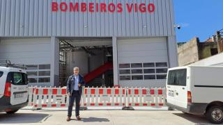 El portavoz del PP de Vigo, Miguel Martín, frente al parque de bomberos de Esturáns