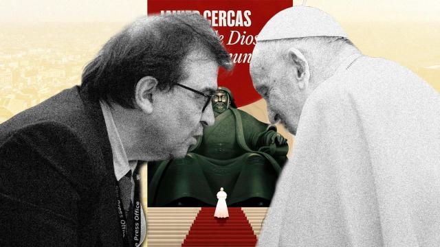 Javier Cercas saluda al papa Francisco. Al fondo, la portada de su libro 'El loco de Dios en el fin del mundo'. Diseño: Rubén Vique