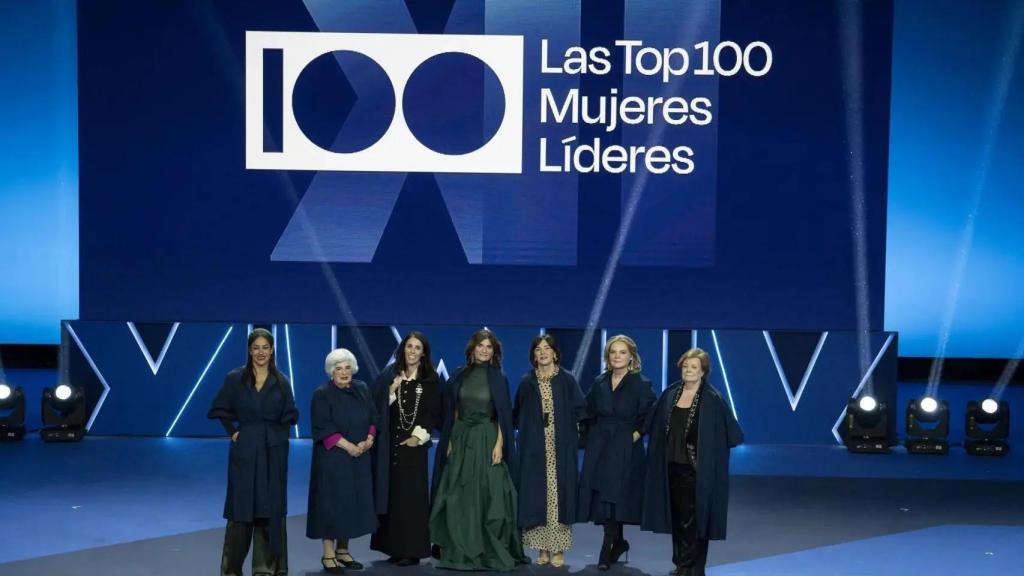 Begoña Villacís, Paca Sauquillo, Benedetta Poletti, Mª Eugenia Girón, Charo Izquierdo, Pilar Mateo y Enriqueta Chicano Jávega posan con las capas de Pedro del Hierro en la gala de 'Las Top 100'.
