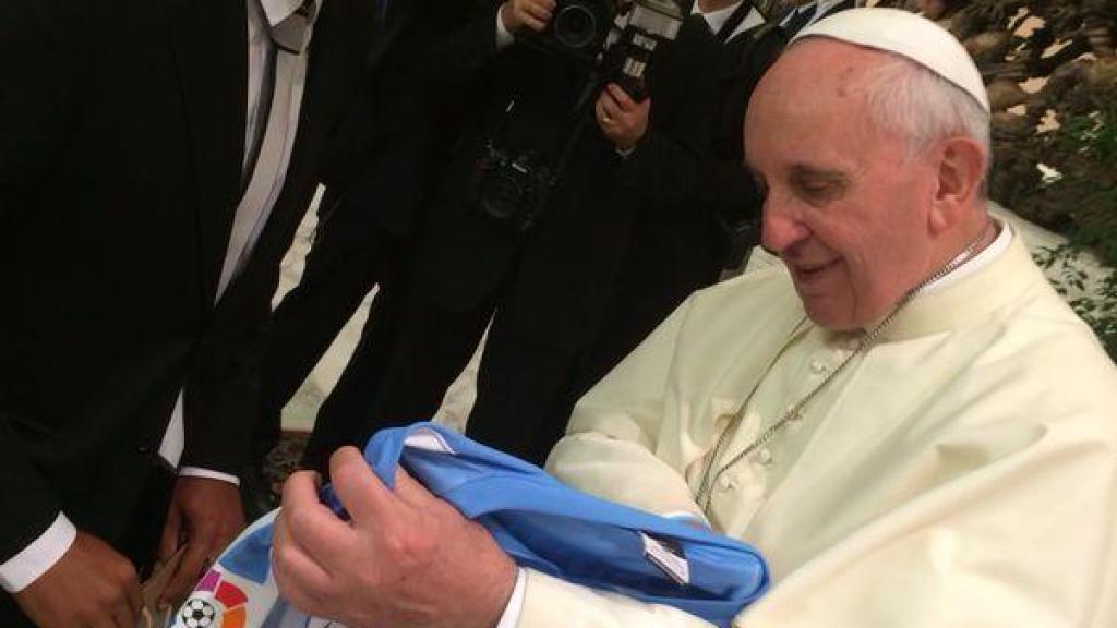 Imagen del Papa Francisco, posando con la camiseta del Málaga C. F.