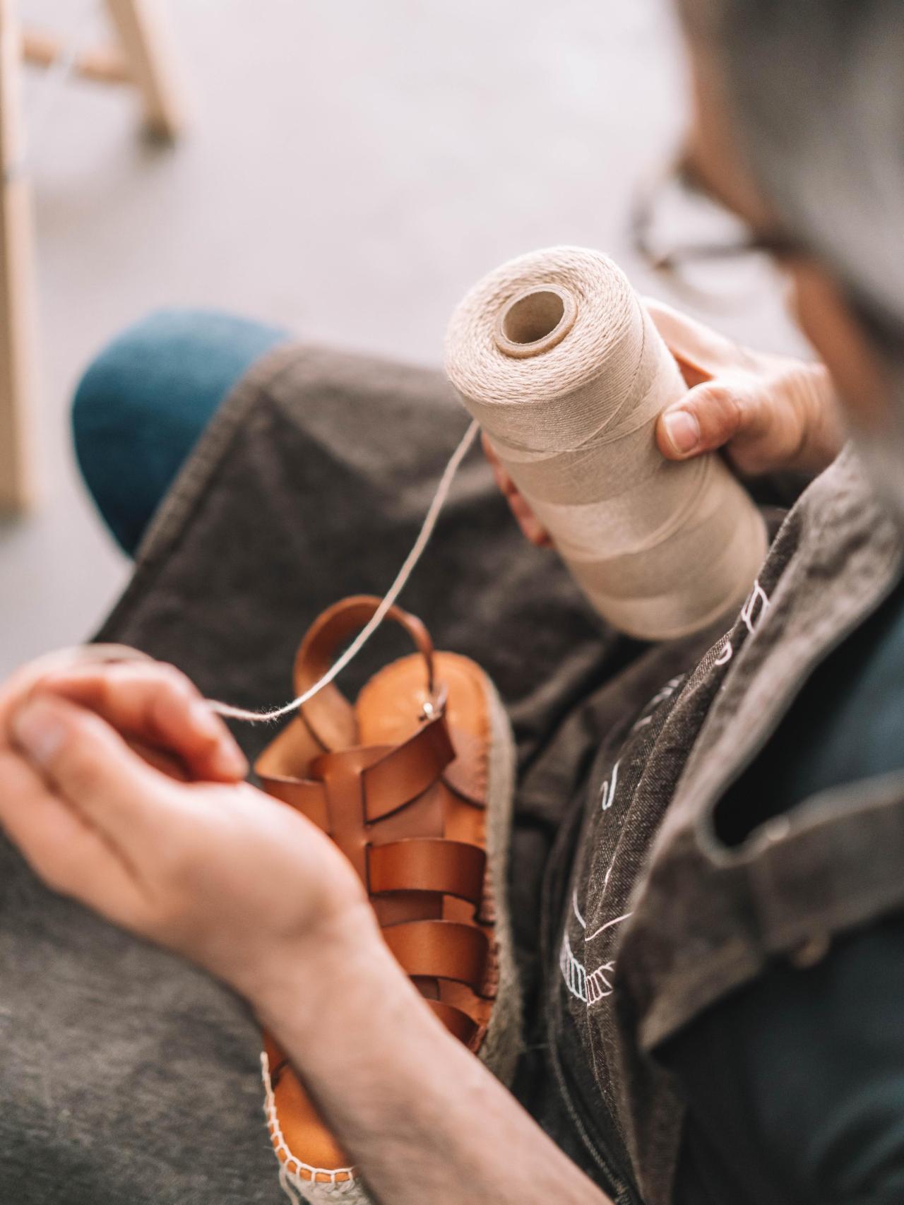 Detalle del artesano con un ovillo de hilo.
