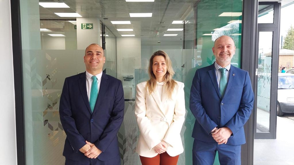 (I-D) Raúl García, jefe de zona; María Ángeles Torres, gestor comercial; y Eduardo Pesquera, director de la oficina, posan en la inauguración de la nueva sucursal