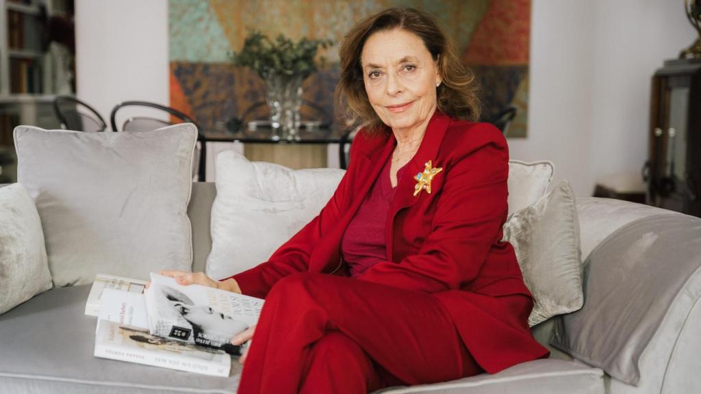 Ana Gavín posa con varias obras de la editorial.