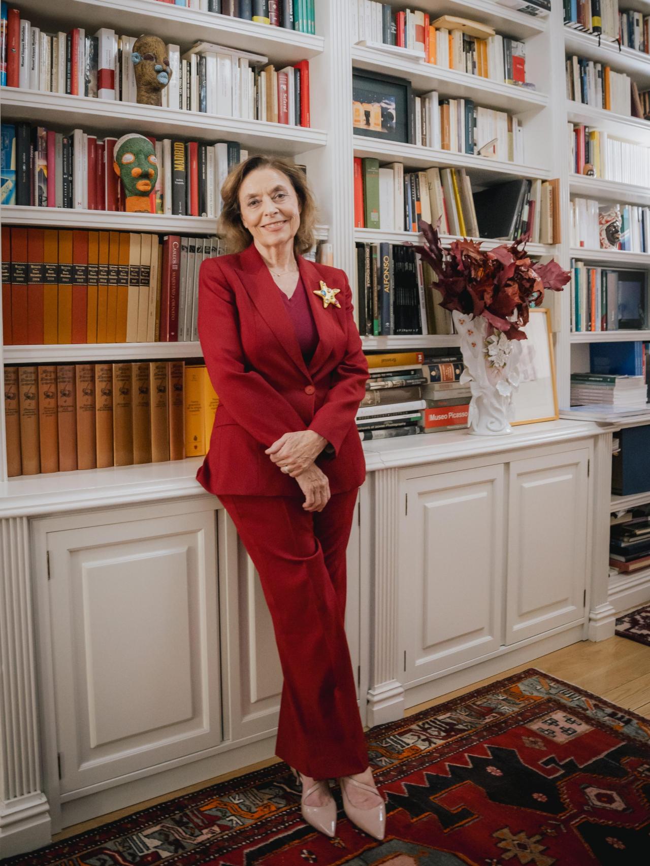 Ana Gavín, junto a su biblioteca.