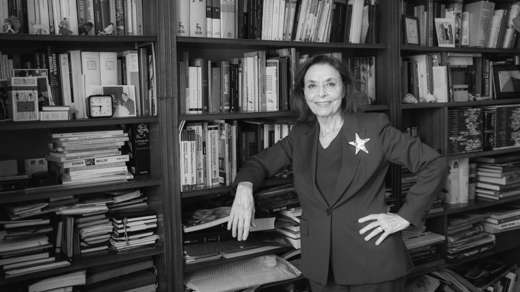 Ana Gavín, posando junto a algunos 'best sellers'.