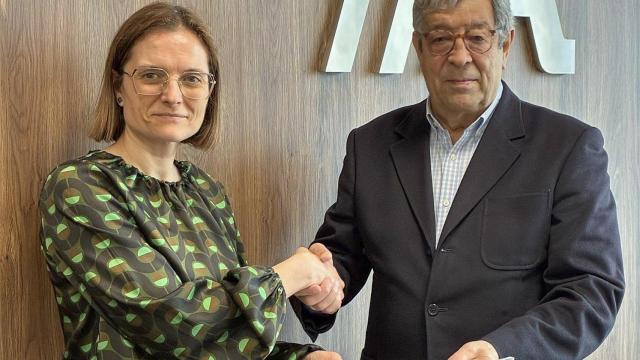 La directora territorial de Abanca en Lugo, Zaira Dapena, y el presidente de la Federación Galega de Comercio, José María Seijas