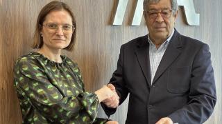 La directora territorial de Abanca en Lugo, Zaira Dapena, y el presidente de la Federación Galega de Comercio, José María Seijas