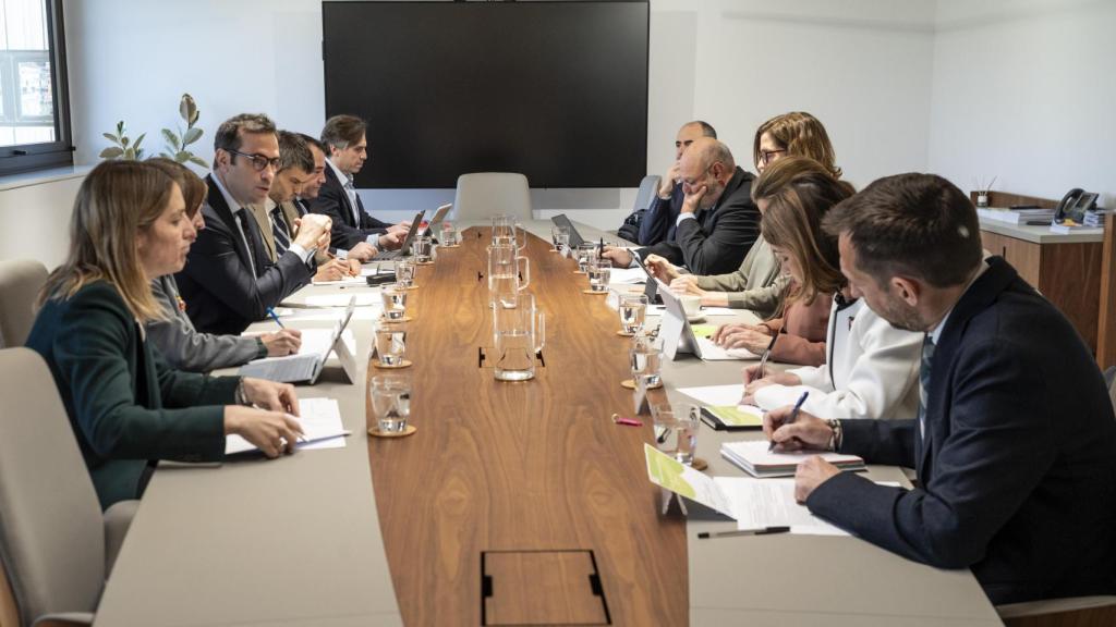 Carlos Cuerpo, ministro de Economía, Comercio y Empresa, este lunes durante la reunión con las patronales bancarias.