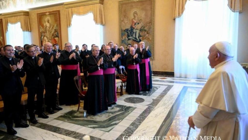Los seminaristas de Toledo aplauden al Papa Francisco.