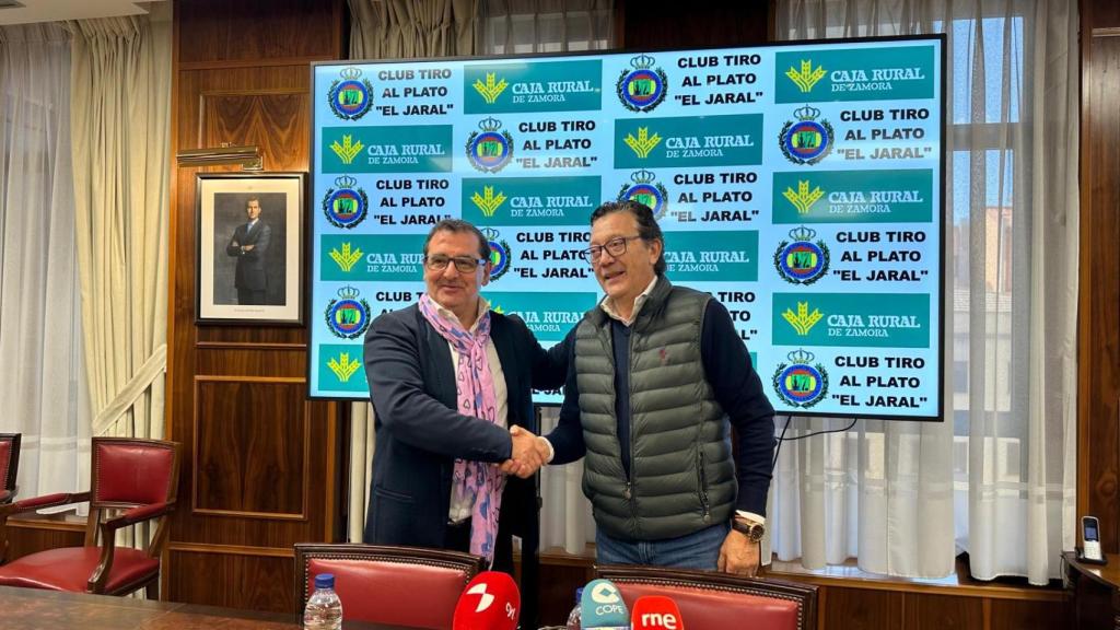 Renovación del convenio de colaboración entre el club de tiro El Jaral de Benavente y Caja Rural de Zamora, este lunes