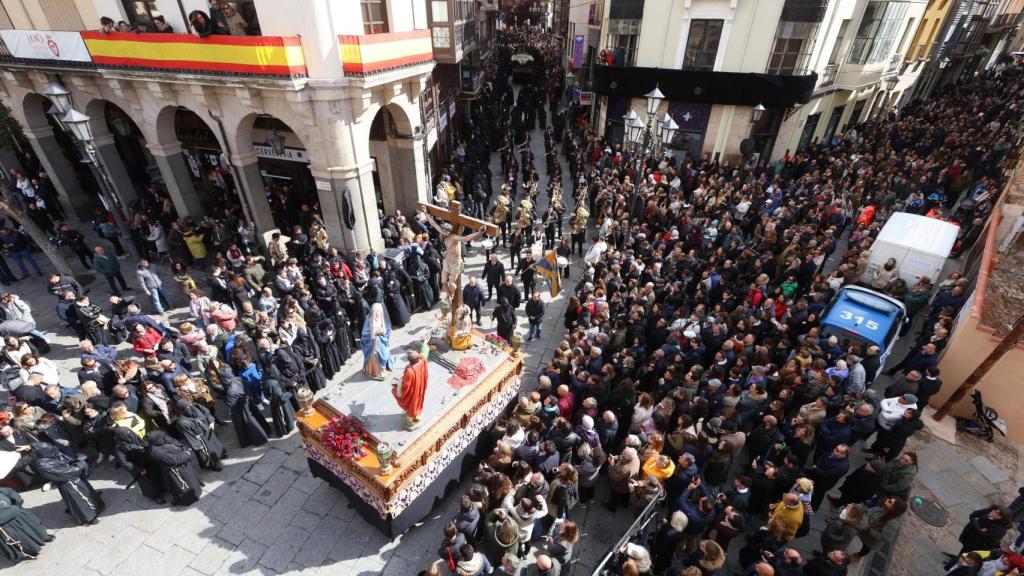 Procesión de la Cofradía de Jesús Nazareno a su entrada en la Plaza Mayor por San Torcuato