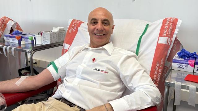 Sergio Artal, presidente de la Cooperativa de Taxis de Zaragoza, donando sangre