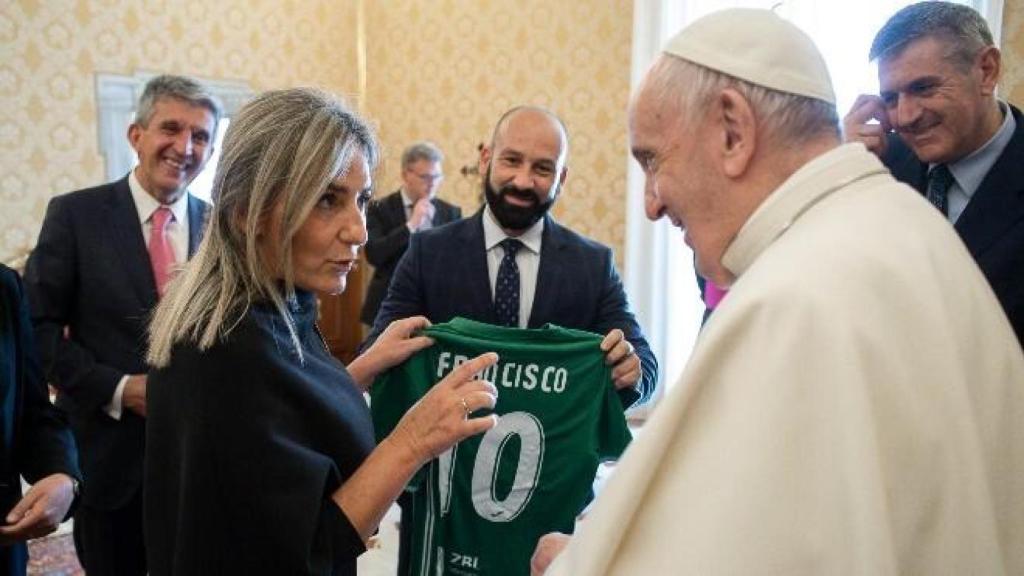 Milagros Tolón entregó una camiseta del Club Deportivo Toledo al Papa Francisco.