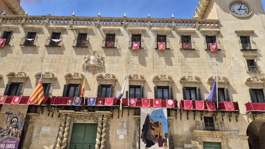 Banderas a media asta en Alicante. EP