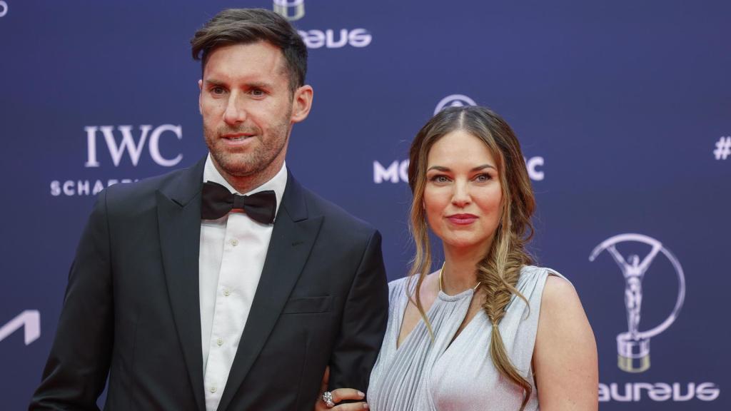 El ex jugador de baloncesto Rudy Fernández y su esposa, la modelo Helen Lindes, posan a su llegada a la ceremonia de entrega de los Premios Laureus.