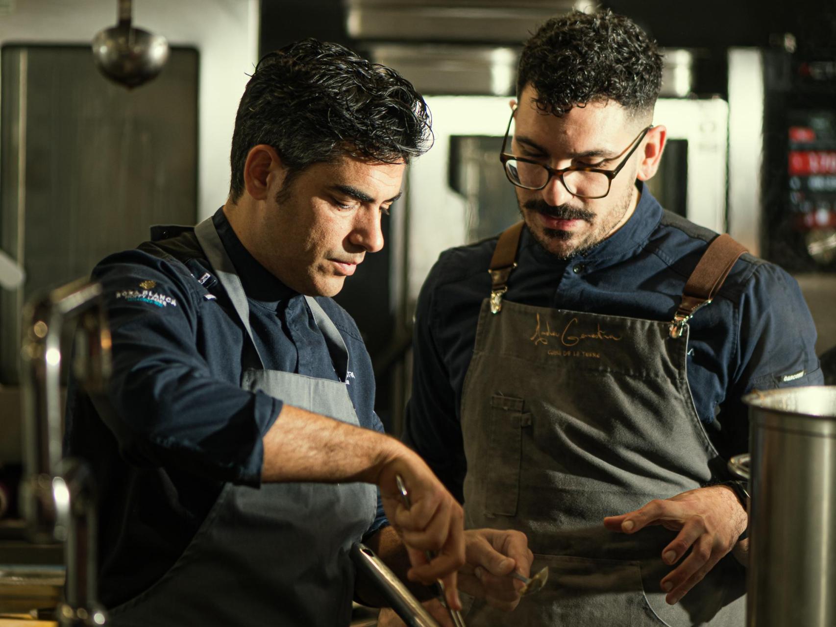 Los chefs Andreu Genestra y Edgar Rodríguez en la cocina de Aromata.