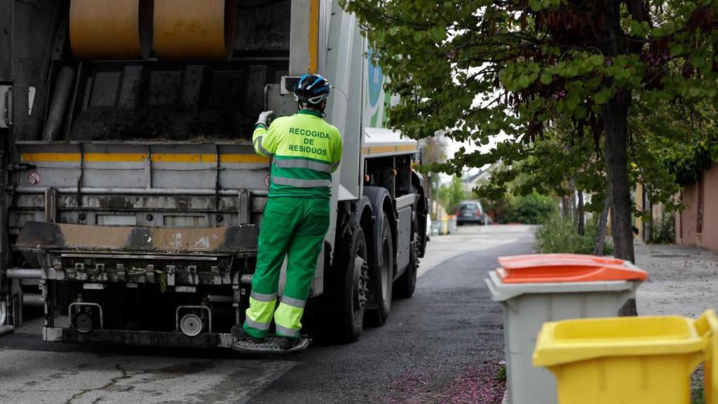 Un operario de recogida de residuos en Madrid.