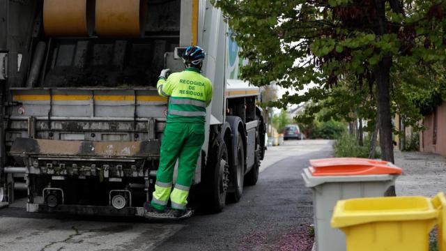 Un operario de recogida de residuos en Madrid.