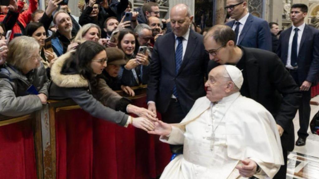 Elena dando la mano al Papa en enero de 2025.