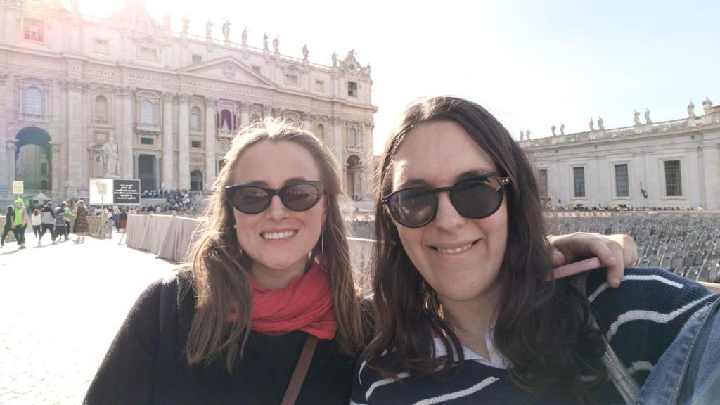 Bárbara a la derecha, con una amiga de turismo en Roma.