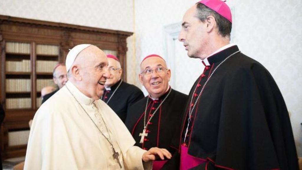 El cardenal Bustillo saluda al Papa Francisco en uno de sus encuentros.