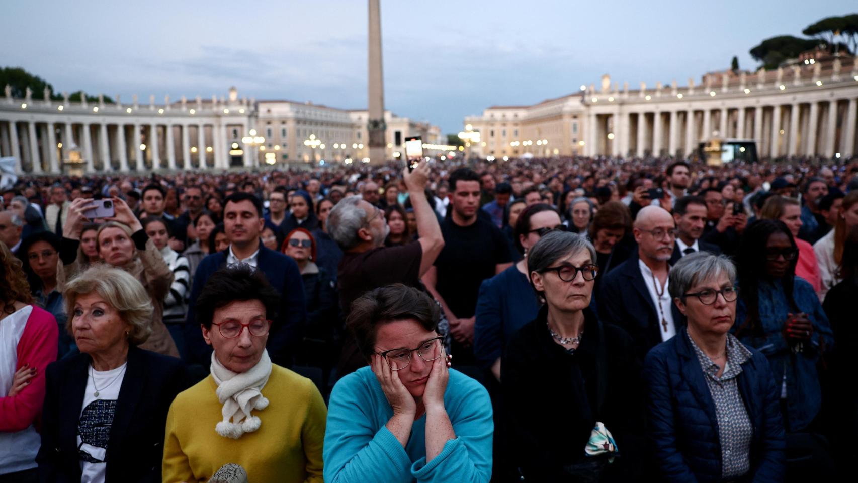 Fieles asisten a un rosario por el Papa Francisco, tras la muerte del pontífice, en la plaza de San Pedro, en el Vaticano.
