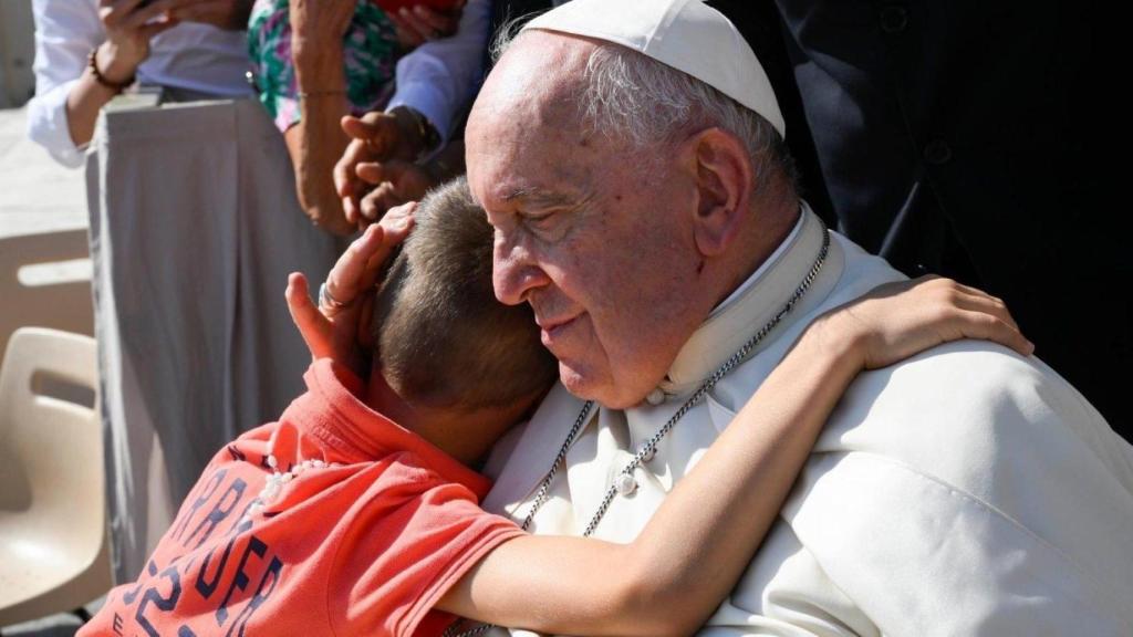 Un niño abraza al Papa Francisco durante una audiencia general en 2023.
