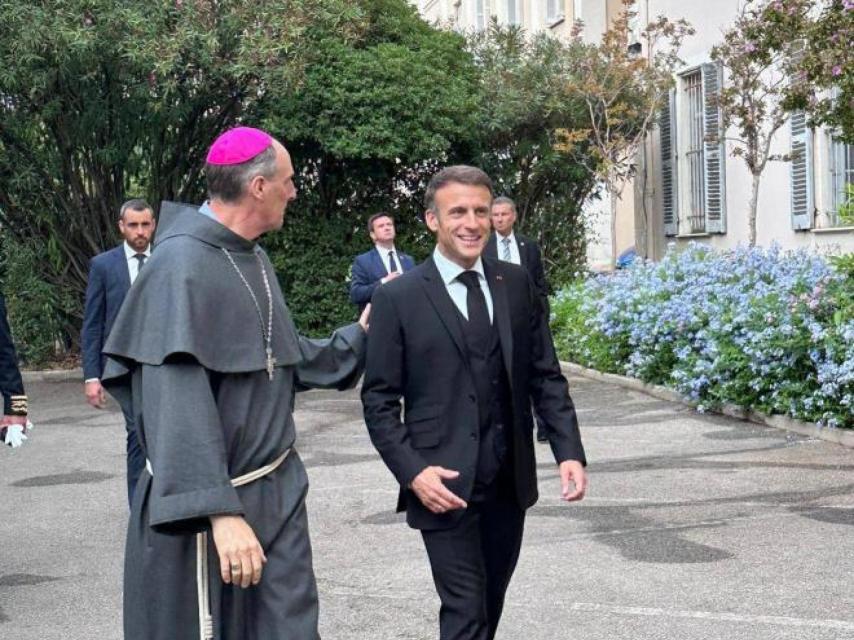 Macron y el cardenal Bustillo, antes de su reunión.