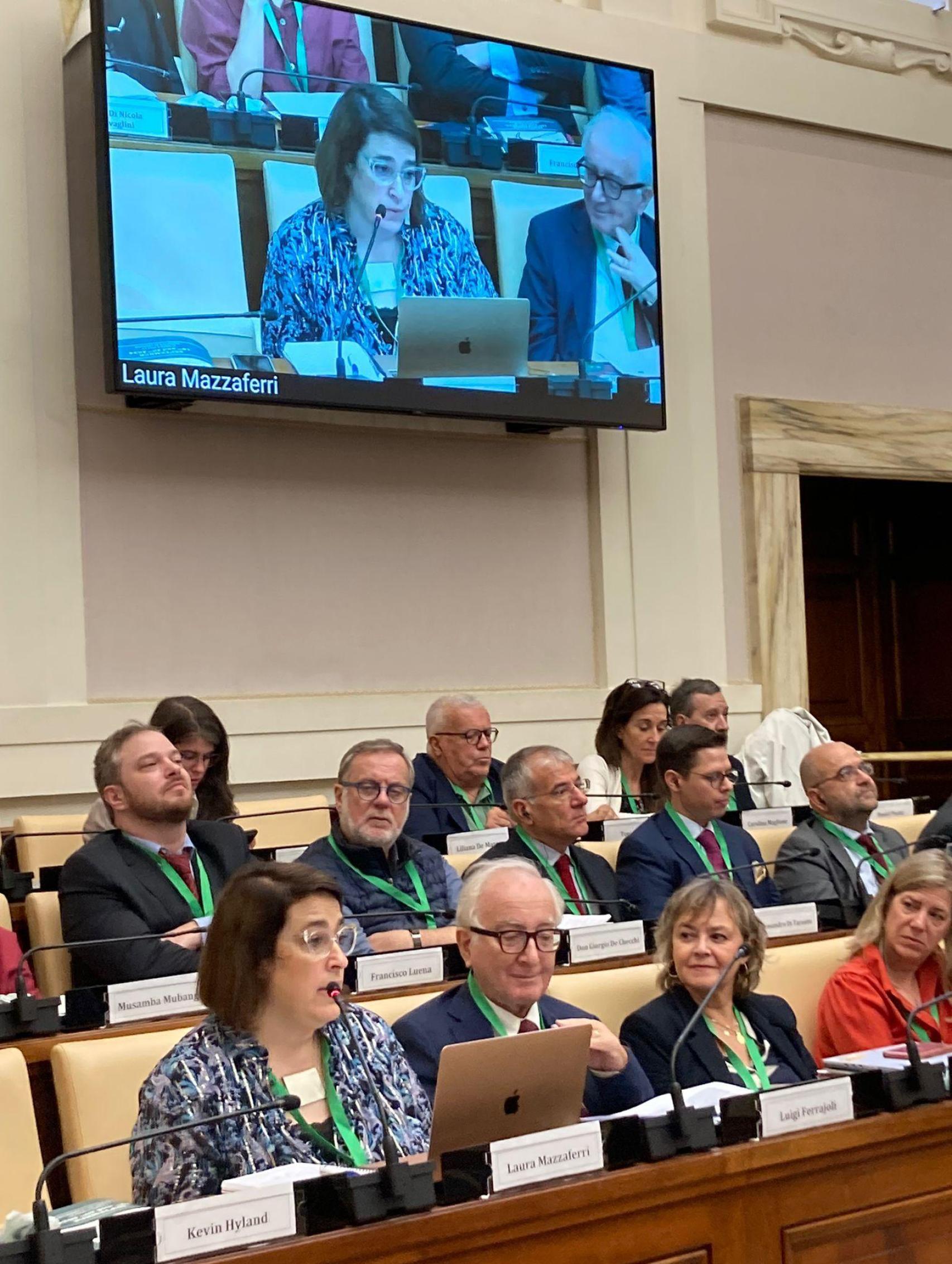 La fiscal Morán, la tercera, de izquierda a derecha, en primera fila.