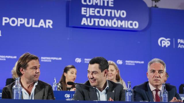 El presidente del Partido Popular de Andalucía, Juanma Moreno, acompañado por el secretario general del PP de Andalucía, Antonio Repullo, y el vicesecretario de Coordinación Autonómica y Local y Análisis Electoral PP, Elías Bendodo, durante la reunión del Comité Ejecutivo Autonómico que los populares celebran hoy lunes en Málaga.