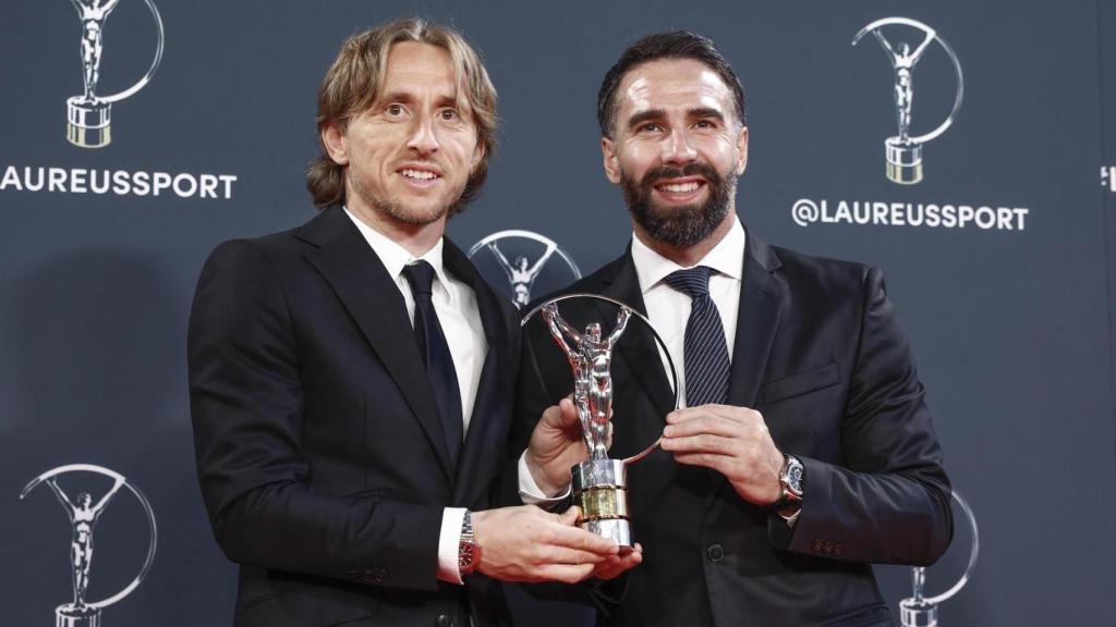 El futbolistas del Real Madrid, el croata Luka Modric y Dani Carvajal, posan con uno de los galardones entregados en la ceremonia de los Premios Laureus.