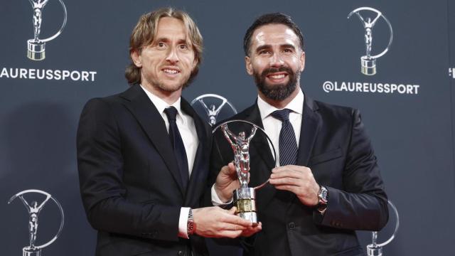 El futbolistas del Real Madrid, el croata Luka Modric y Dani Carvajal, posan con uno de los galardones entregados en la ceremonia de los Premios Laureus.