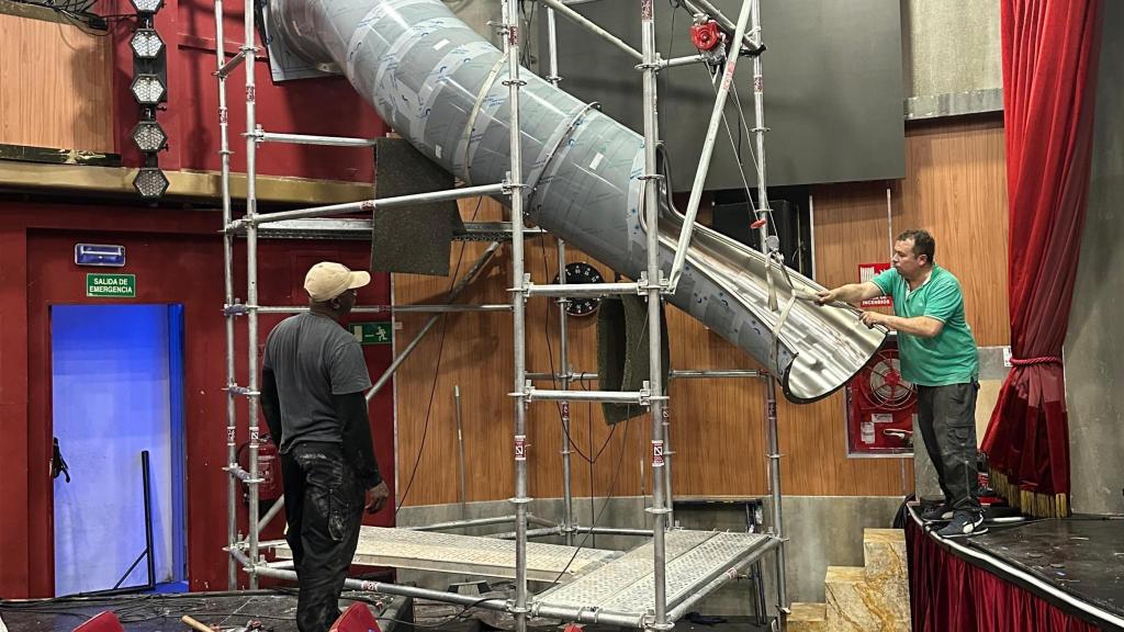 El tobogán, durante el montaje.