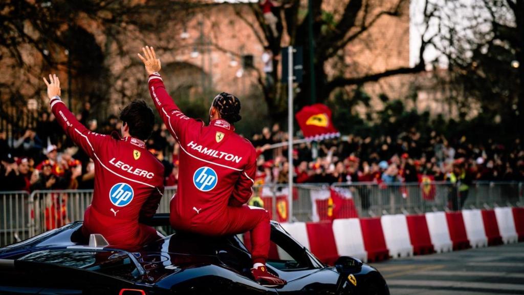 Charles Leclerc y Lewis Hamilton en un acto de Ferrari