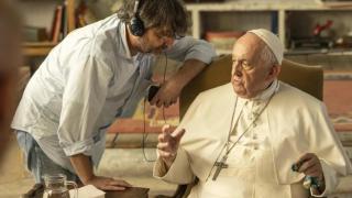 Jordi Évole y el Papa Francisco en la grabación del documental de Disney+ 'Amén: Francisco responde'.