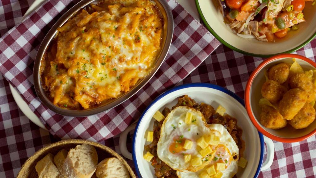 Macarrones, pisto con huevo frito, croquetas y otros platos que conforman la carta de esta casa de comidas.