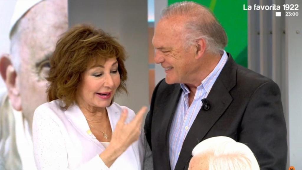 Ana Rosa Quintana saluda de forma cariñosa a Pedro Piqueras en 'El programa de AR'.