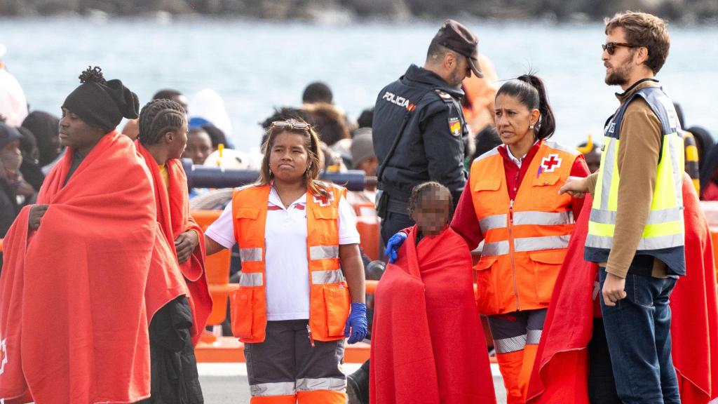 Un cayuco con alrededor de 110 personas, muchas de ellas menores no acompañados, desembarca en Lanzarote, el pasado enero.