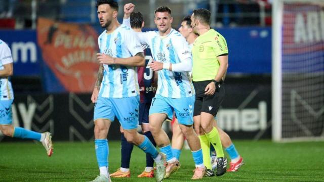 Rafa celebra su gol con el Málaga en Ipurúa