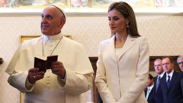 La reina Letizia junto al Papa Francisco en 2014.