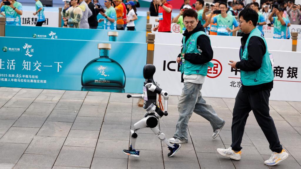 Robot corriendo una media maratón en Beijing