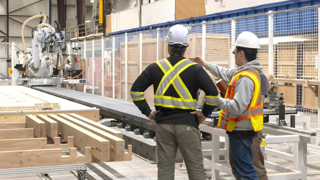 Una fábrica donde se fabrican componentes de edificios de madera