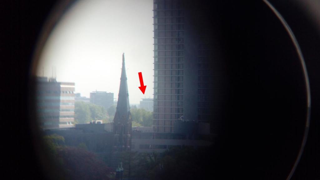 La flecha roja indica la posición de la antena óptica receptora a 4,6 km de distancia